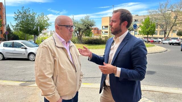 El ex sargento de la Guardia Civil y ex comandante en el cuartel de Arganda del Rey, Francisco Montes de 69 años, junto al candidato del PP a la alcaldía de Arganda del Rey, Alberto Escribano de 33 años.
