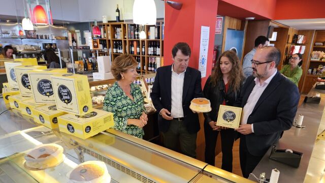 El presidente Alfonso Fernández Mañueco visita un comercio de Ponferrada junto a Morala y Ester Muñoz