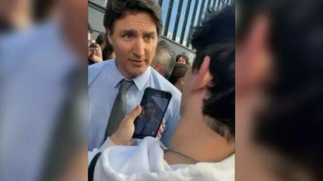 Momento de la conversación entre Justin Trudeau y el joven antiabortista
