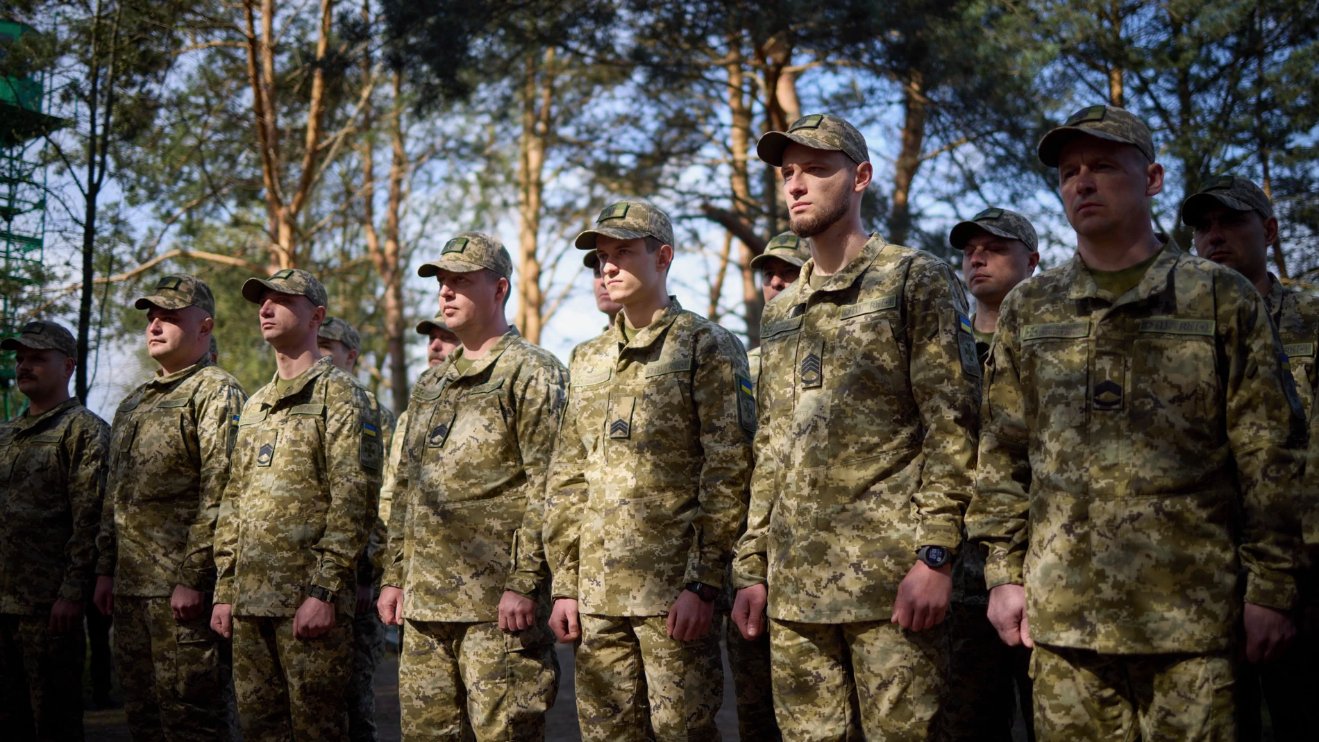 Volyn (Ukraine), 19/04/2023.- A handout photo made available by Ukraine's Presidential Press Service shows Ukraine's servicemen during a visit by Ukraine's President Volodymyr Zelensky (not pictured) to the Volyn region, North-Western Ukraine, 19 April 2023, amid the Russian invasion. Zelensky visited the area where Ukraine borders both Poland and Belarus. Russian troops entered Ukrainian territory in February 2022, starting a conflict that has provoked destruction and a humanitarian crisis. (Bielorrusia, Polonia, Rusia, Ucrania) EFE/EPA/PRESIDENTIAL PRESS SERVICE HANDOUT HANDOUT HANDOUT EDITORIAL USE ONLY/NO SALES