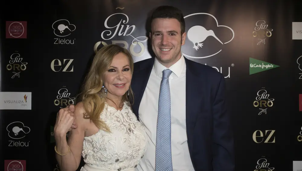 La actriz Ana García Obregón y su hijo Aless Lequio 