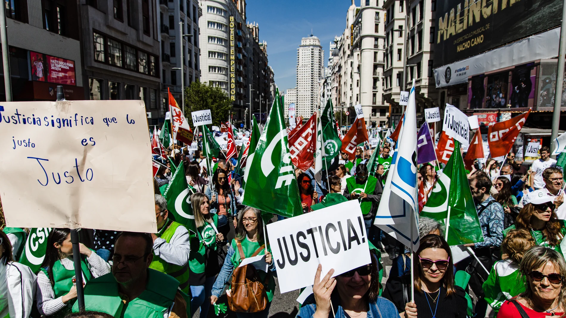 Manifestantes durante una protesta para reclamar una subida salarial, en la sede del Ministerio de Justicia, a 19 de abril de 2023, en Madrid (España). 