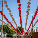 Colocación de farolillos en el Real de la Feria de Sevilla