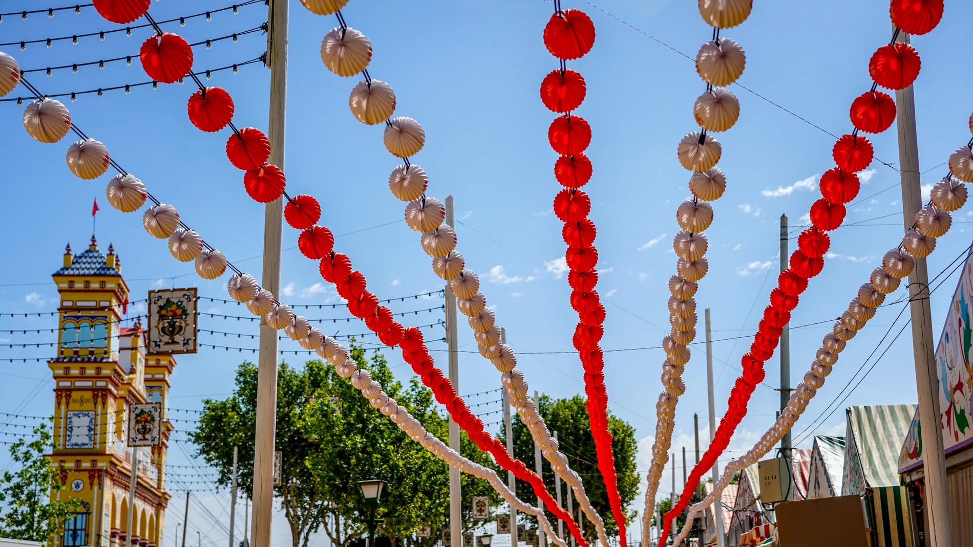 Farolillos en el Real de la Feria de Sevilla a 19 de abril del 2023 en Sevilla (Andalucía). Los hoteles de Sevilla están al 85% de ocupación para toda la Feria de Abril, según se desprende del sondeo realizado por la Asociación de Hoteles de Sevilla y Provincia (AHS) entre sus asociados, que representan casi diez mil plazas, para conocer el estado de las reservas en los establecimientos de cara a la Feria de 2023.19 ABRIL 2023Eduardo Briones / Europa Press19/04/2023