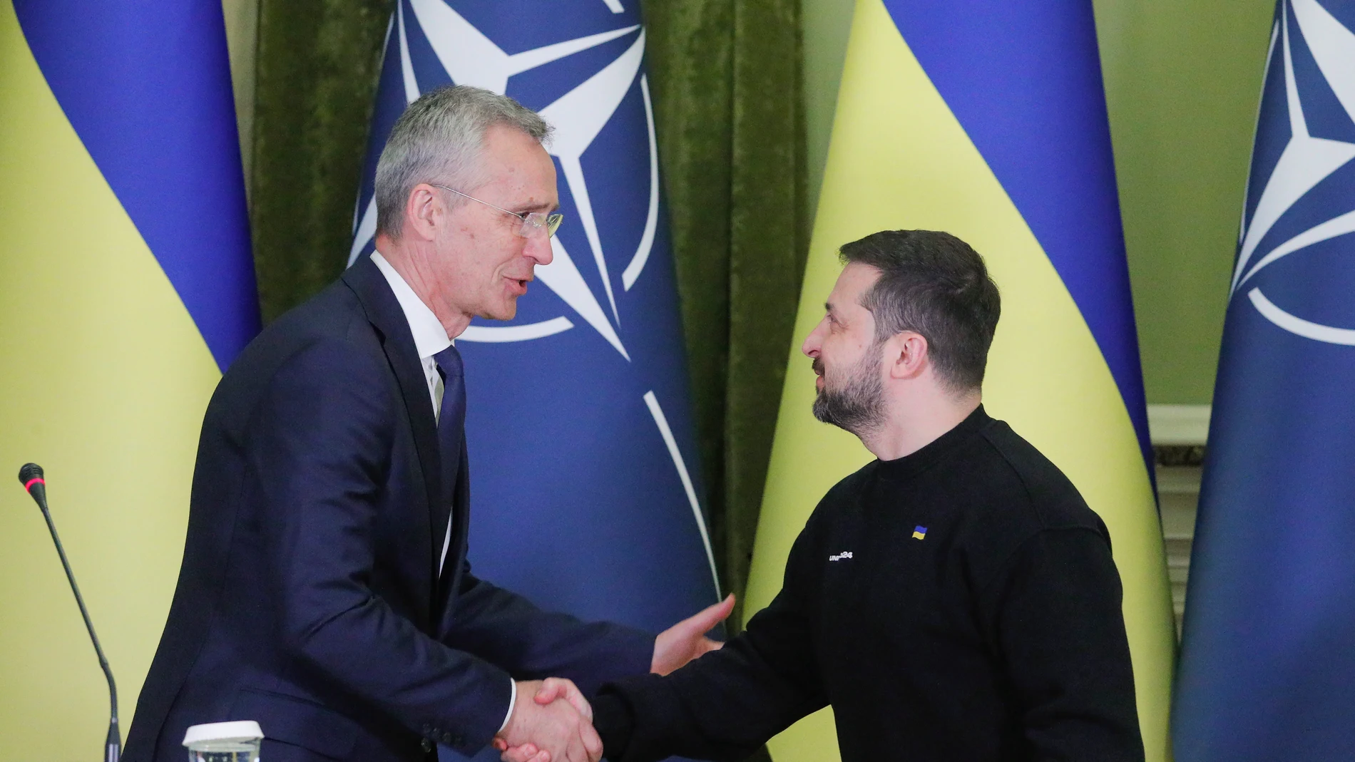 Kyiv (Ukraine), 20/04/2023.- President of Ukraine Volodymyr Zelensky (R) and NATO Secretary General Jens Stoltenberg (L) shake hands during a joint press conference following their meeting in Kyiv (Kiev), Ukraine, 20 April 2023. Stoltenberg's visit to Kyiv was not announced. It is the first time the NATO chief visits Ukraine since Russia began its full-scale invasion of the country in February 2022. (Rusia, Ucrania) EFE/EPA/SERGEY DOLZHENKO
