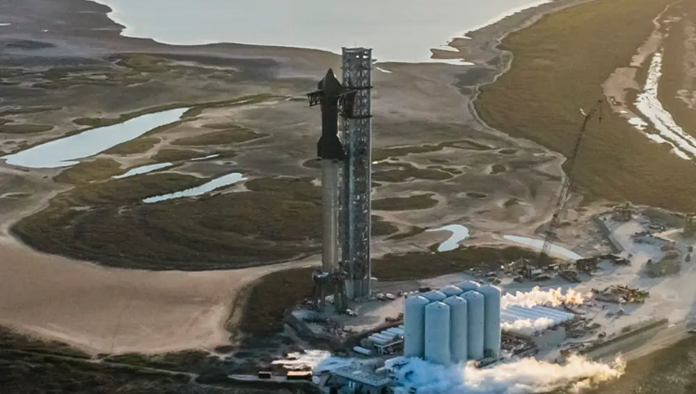 Los 120 metros de altura del Starship en la rampa de lanzamiento de 146 de Starbase.