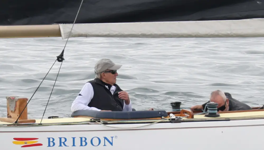 El Rey Juan Carlos I navega a bordo de El Bribón