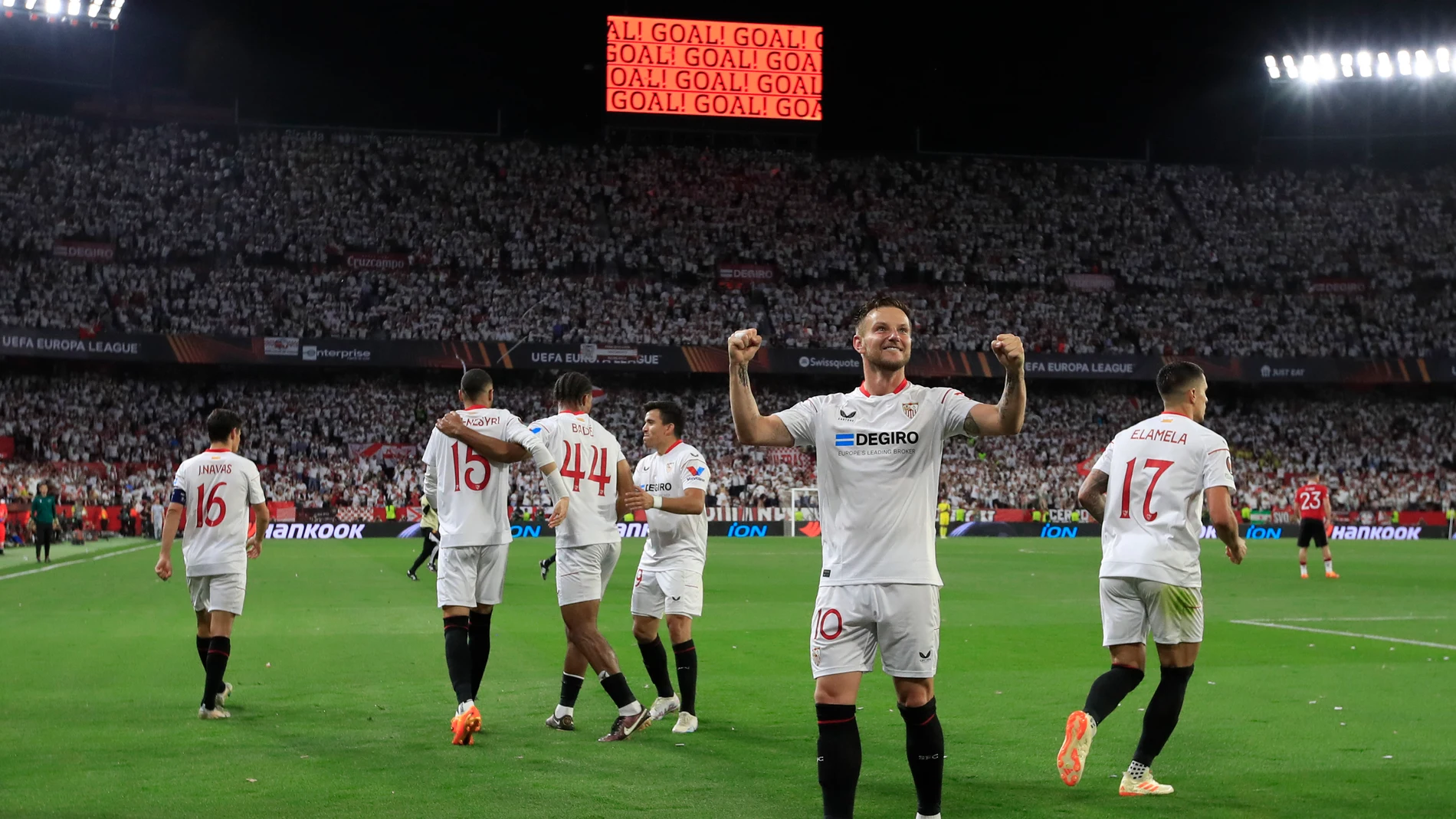 Rakitic celebra uno de los goles del Sevilla