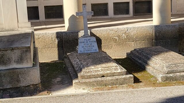 En el centro, la sepultura de Pilar Primo de Rivera en el cementerio de San Isidro