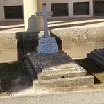 En el centro, la sepultura de Pilar Primo de Rivera en el cementerio de San Isidro