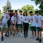 Un total de 5.000 escolares participan en la IV MiniMaratón Madrid para promover los valores del deporte. En la imagen, con la presidenta Díaz Ayuso