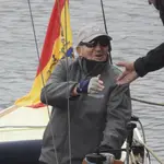 SANXENXO (PONTEVEDRA), 21/04/2023.- El rey Juan Carlos I navega abordo del Bribón junto a su amigo Pedro Campos en aguas de Sanxenxo donde mañana tiene previsto participar en una regata. 