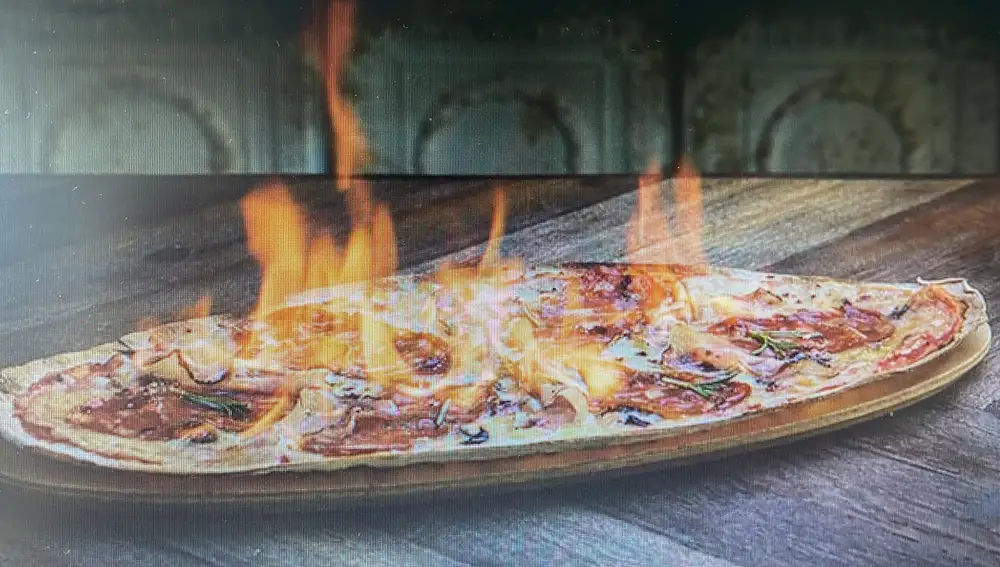 Pizza flambeada del restaurante 
