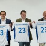 Fernández Mañueco, flanqueado por Conrado Íscar y Jesús Julio Carnero, tras la presentación de los candidatos del PP en la provincia de Valladolid