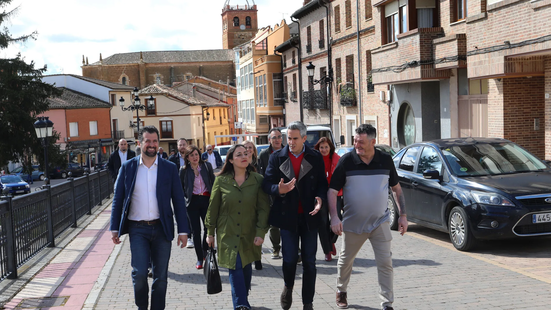 Luis Tudanca junto al secretario general del PSOE de Cantabria, Pablo Zuloaga, la secretaria general del PSOE de Palencia, Miriam Andrés, participan en el acto de encuentro con el candidato, Pedro Peláez(D) y la candidatura socialista al Ayuntamiento de Osorno (Palencia)