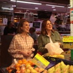 María José Catalá y Cuca Gamarra visitan el Mercado de Cabanyal de Valencia