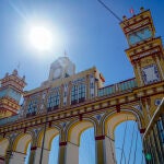 La Feria de Sevilla comienza esta medianoche con el alumbrado de 25.000 bombillas de la Portada y 212.000 del Real