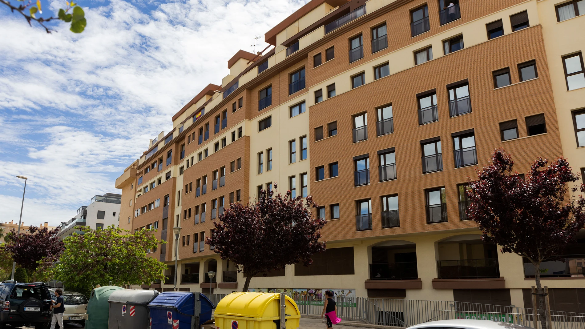 MÁLAGA, 22/04/2023.- Una mujer de 42 años ha fallecido este sábado en Málaga tras caer desde la sexta planta de un edificio, un suceso que investiga la Policía Nacional, que ha detenido al hombre con el que se encontraba en la vivienda por su presunta implicación en los hechos. EFE/ Álvaro Cabrera 