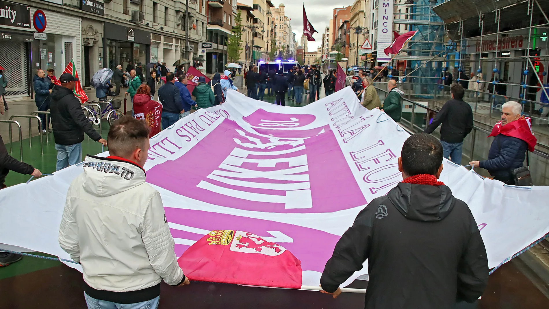 Unos cien leoneses marchan por la libertad para reivindicar la Región Leonesa