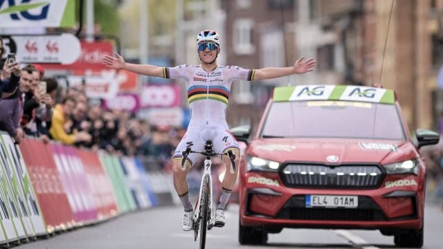 Ciclismo.- Evenepoel vuelve a ganar en Lieja y Pogacar se rompe la muñeca