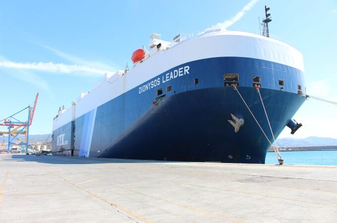 El buque 'Dionysos Leader', de casi 200 metros de eslora, ha descargado aproximadamente 700 vehículos para su transbordo en el Puerto de Málaga, actuando Marmedsa Noatum Maritime como agente marítimo.
