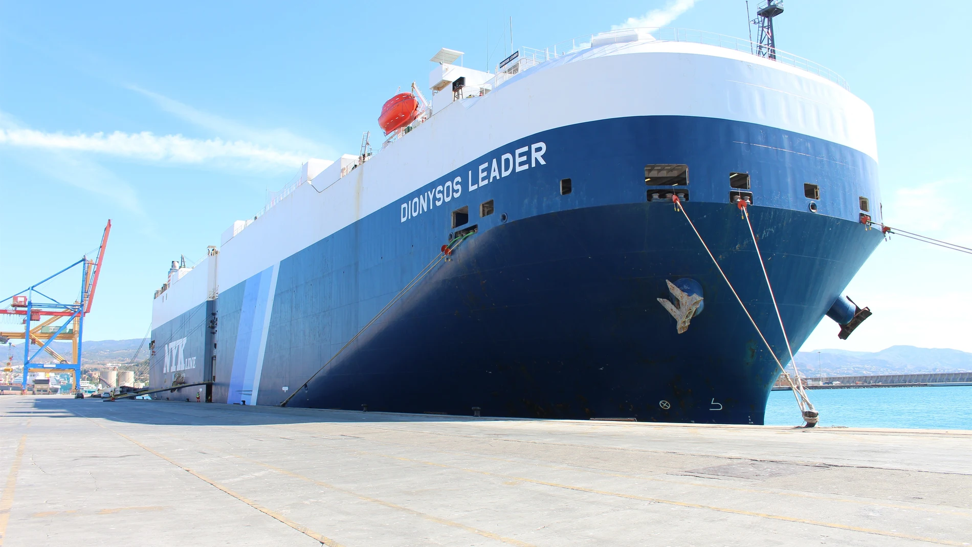 El buque 'Dionysos Leader', de casi 200 metros de eslora, ha descargado aproximadamente 700 vehículos para su transbordo en el Puerto de Málaga, actuando Marmedsa Noatum Maritime como agente marítimo. FUNDACIÓN MÁLAGA PORT 23/04/2023