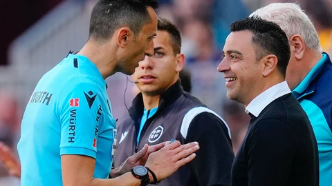 Sánchez Martínez dialoga con Xavi en la banda del Camp Nou