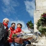La ministra Isabel Rodríguez deposita flores junto al monolito en honor a los comuneros en Villalar junto a Tudanca y Demetrio Madrid