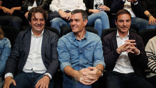 MADRID.-AMP.- Lobato le regala a Sánchez el libro 'El arte de la paciencia' por los "insultos y el desprestigio" del PP