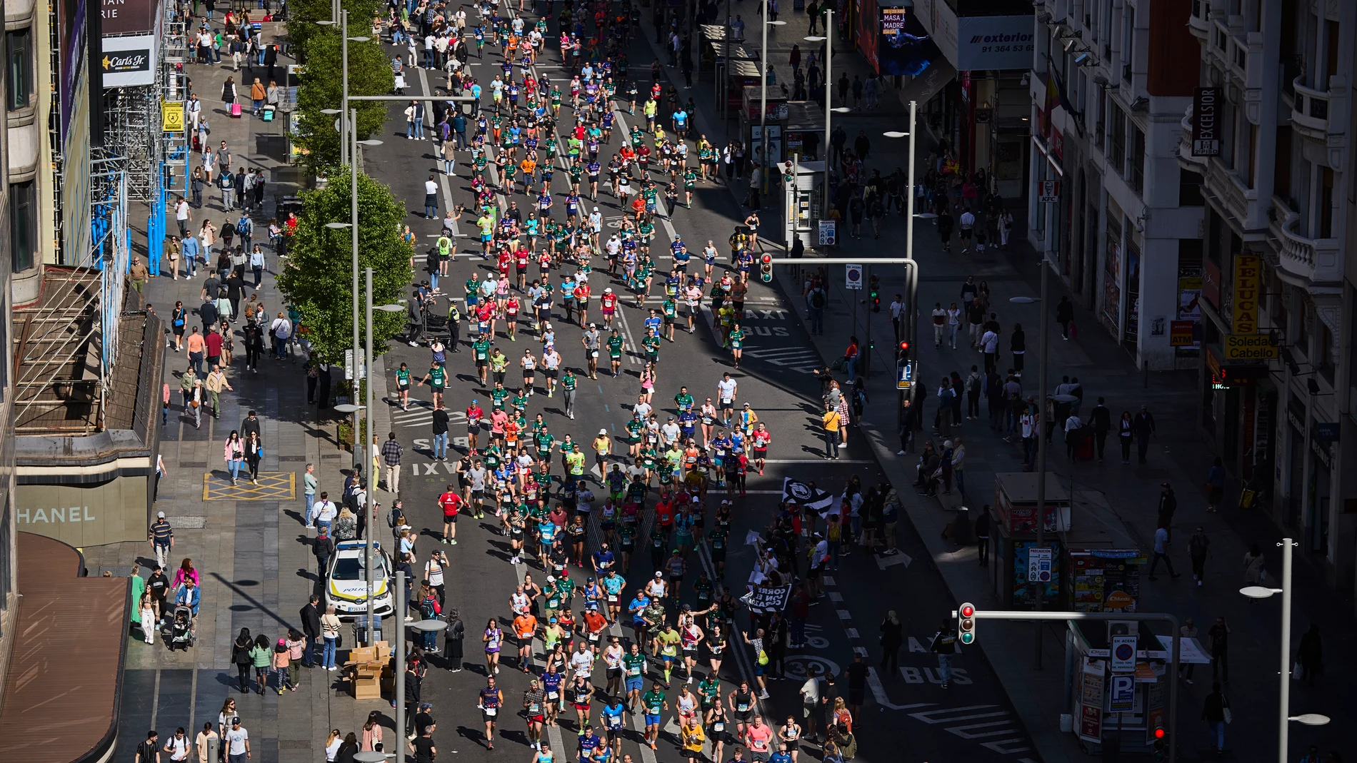 Corredores en el entorno de la plaza del Callao en la 45 ª edición de la Maratón de Madrid (MAPOMA) Rock 'n' Roll Running Series Madrid que ha recorrido este domingo los rincones más emblemáticos de la capital. © Alberto R. Roldán / Diario La Razón. 22 04 2023