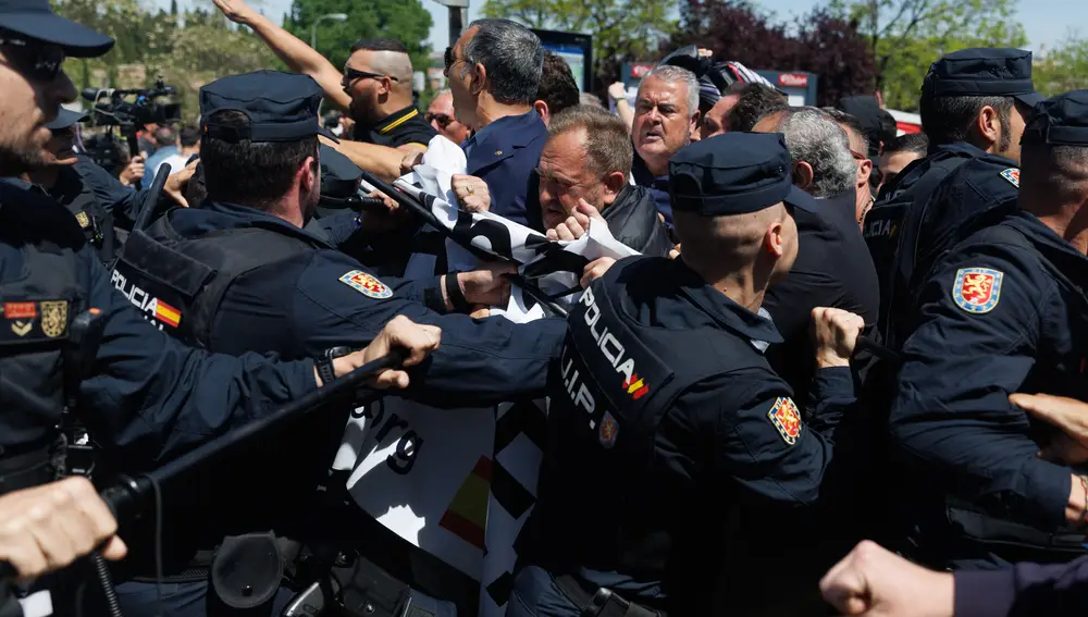 Detenidas tres personas tras los altercados a la llegada de los restos de Primo de Rivera