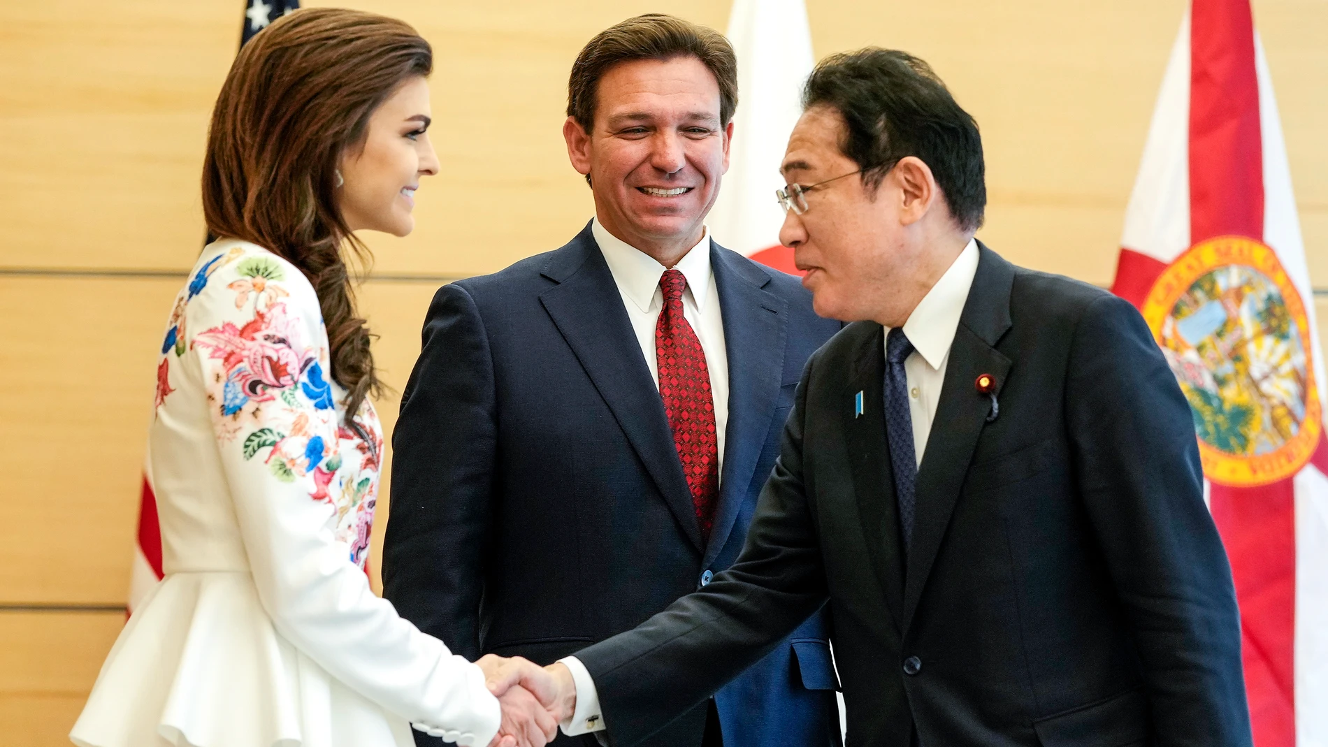 Tokyo (Japan), 23/04/2023.- Florida Governor Ron DeSantis (C) introduces his wife Casey (L) to Japanese Prime Minister Fumio Kishida (R) as he pays a courtesy call to Kishida at the latter's official residence in Tokyo, Japan, 24 April 2023. DeSantis, who is expected to be a Republican presidential candidate for 2024, is now in Japan for a two-day visit. Japanese Foreign Ministry said on 21 April 2023 that DeSantis's visit to Japan will be an opportunity to further strengthen relationship between Japan and Flodrida in broad areas including political and economic fields. (Japón, Estados Unidos, Tokio) EFE/EPA/KIMIMASA MAYAMA / POOL 