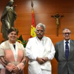 La rectora María del Rosario Sáez Yuguero junto a Ehsan Ullah Khan y Miguel Ángel Esteso