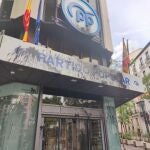 Atacan con pintura negra las sedes nacionales de PSOE y PP en Madrid