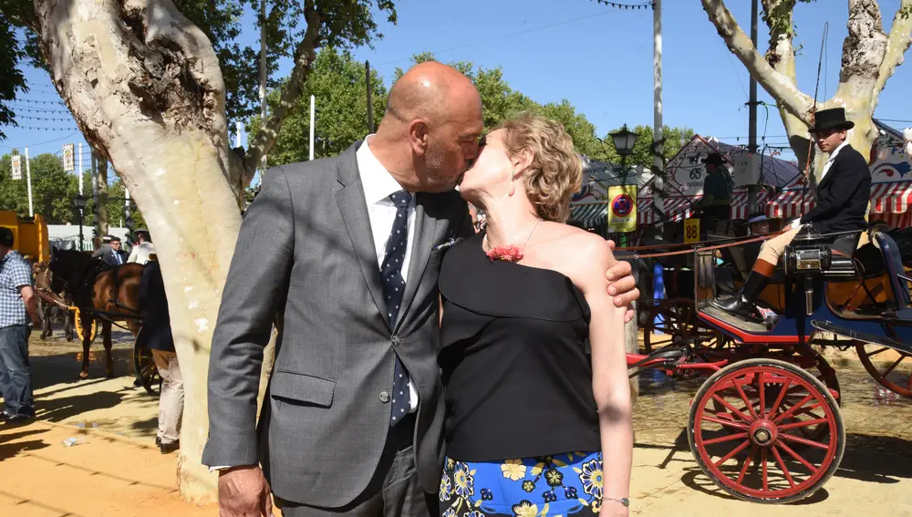 Ana Rosa besa a su marido Juan Muñoz en la Feria de Abril de Sevilla