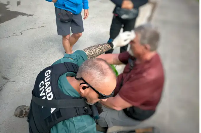 La Guardia Civil de Navarra auxilia a un peregrino estadounidense de 66 años con un golpe en la nariz y cabeza