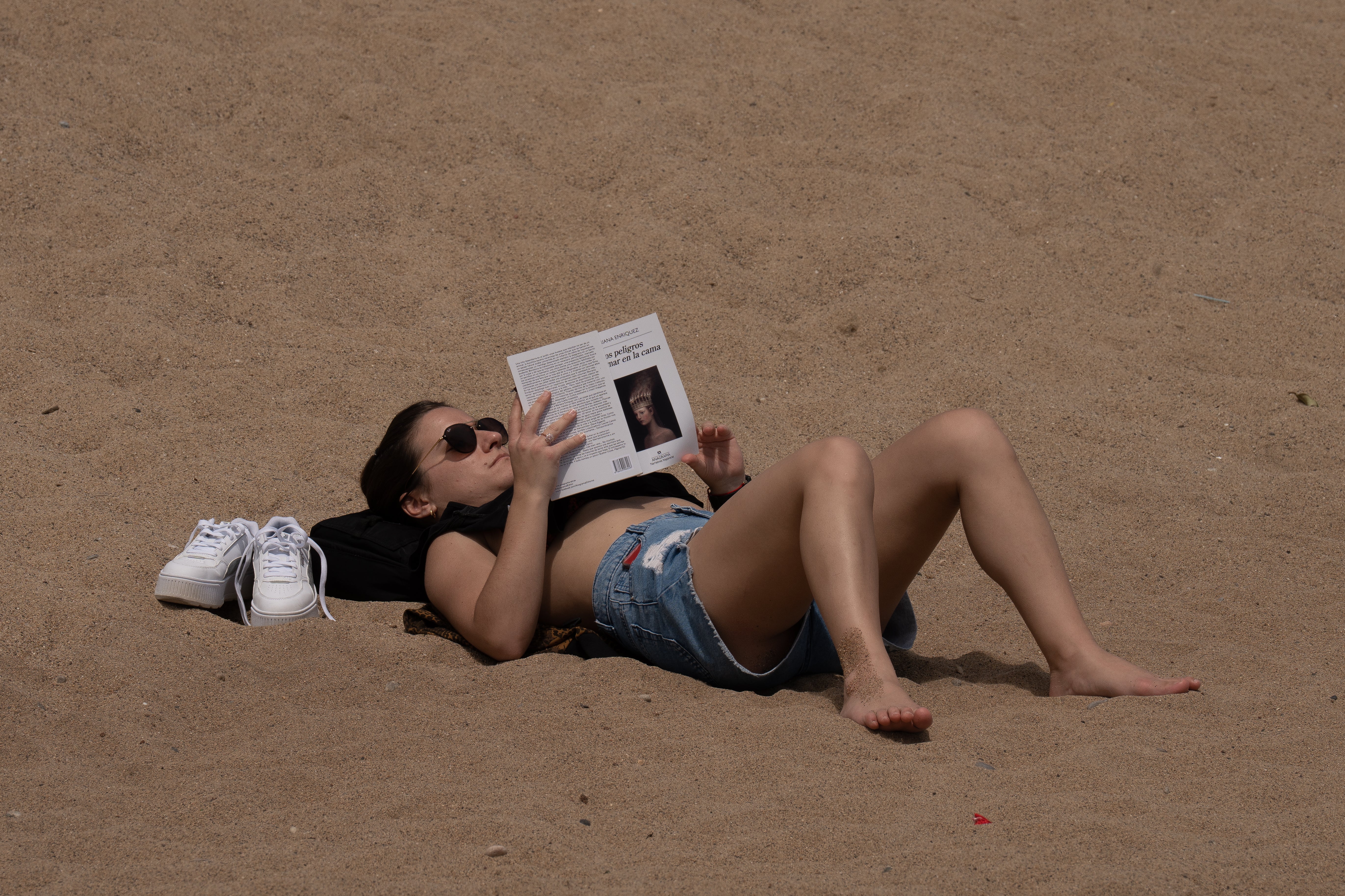 Se multiplican las webs que exhiben fotos de mujeres en topless en la playa hechas sin su consentimiento Foto
