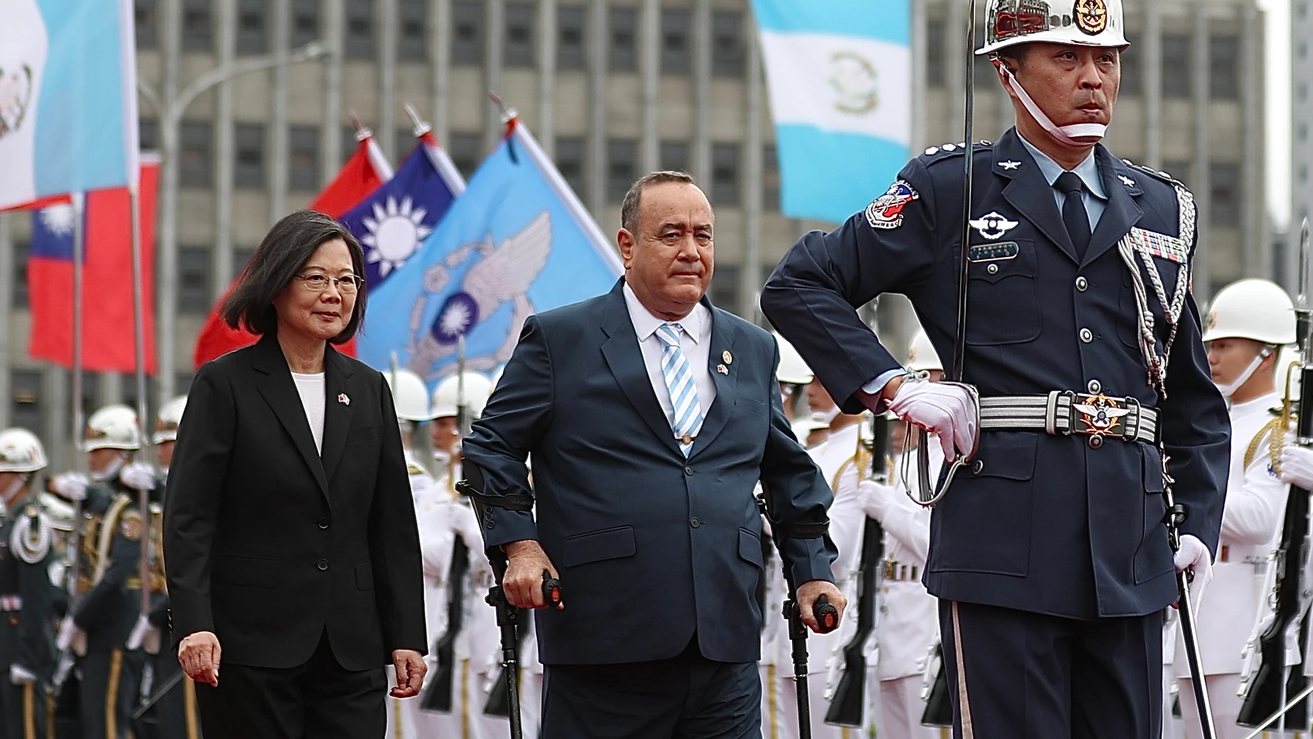 Taipei (Taiwan), 25/04/2023.- Taiwan President Tsai Ing-wen (L) and Guatemala President Alejandro Giammattei (C) review honor guards during an arrival ceremony in front of the Presidential Office in Taipei, Taiwan, 25 April 2023. Alejandro Giammattei, the president of Guatemala, traveled to Taiwan on Monday to bolster diplomatic ties with the territory. China has expressed displeasure with his visit. EFE/EPA/RITCHIE B. TONGO 