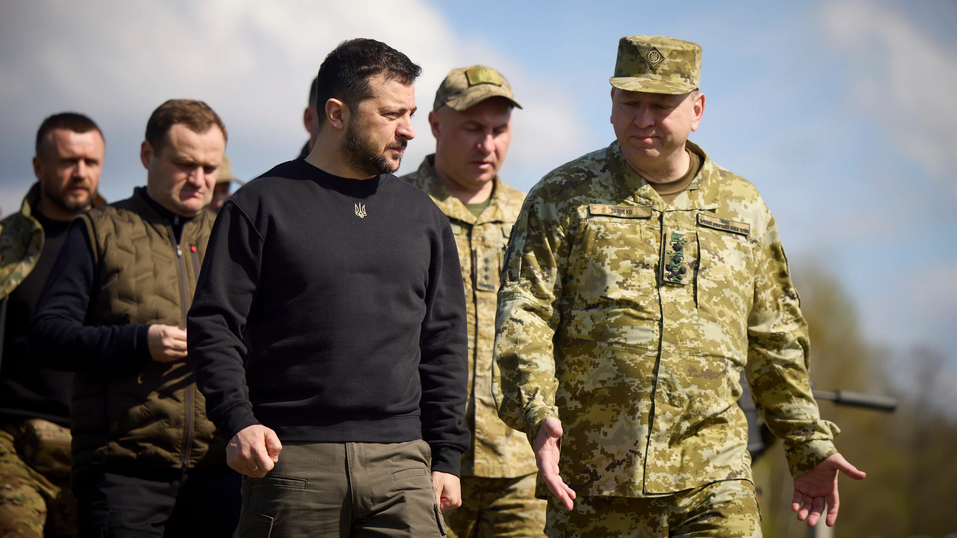 El presidente ucraniano, Volodimir Zelenski, visita a los soldados en la línea de frente. 19/04/2023