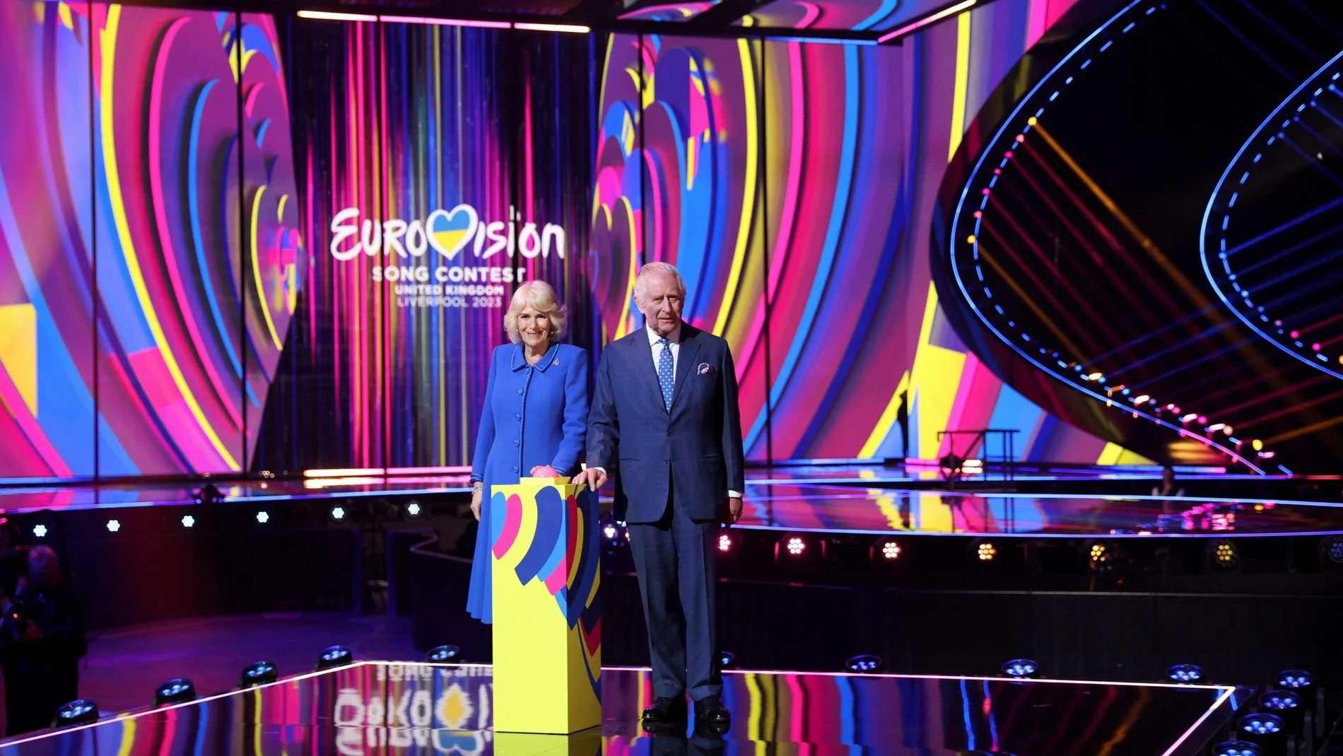 Carlos III y Camila en el encendido de las luces eurovisivas