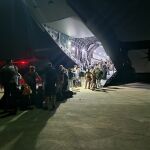 Los civiles evacuados suben al avión español en Sudán