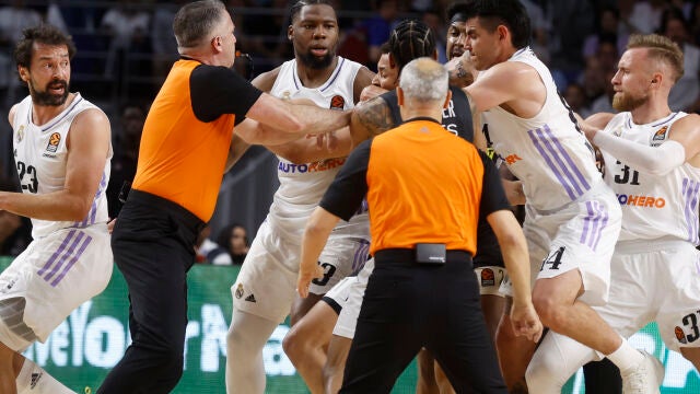 Yabusele y Exum, agarrado por detrás por Deck, instantes antes de que el francés derribara al australiano