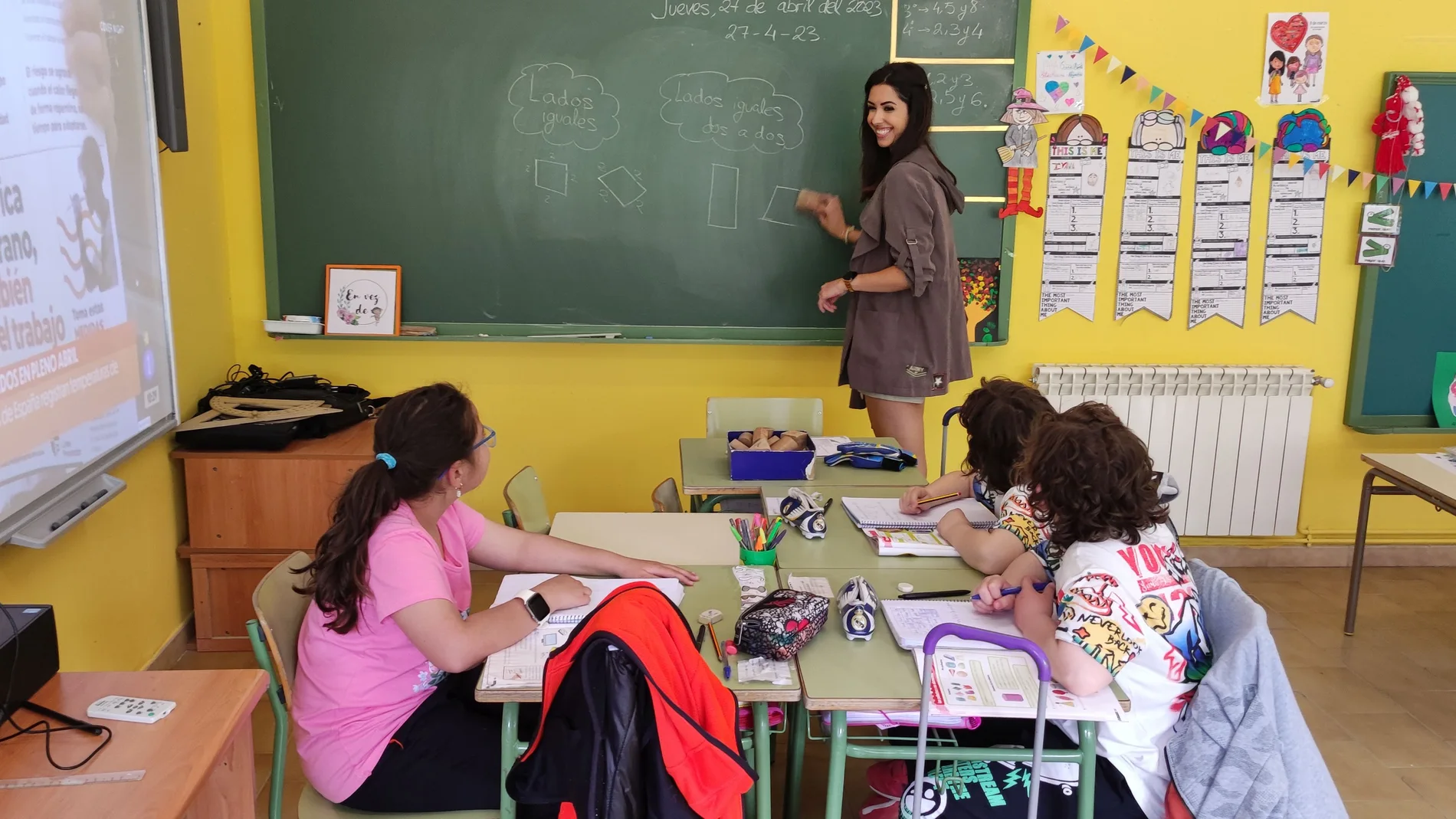 Alejandro, Marcos y Asiela, los tres alumnos del colegio de Valbuena, atienden en clase a Sara, la maestra