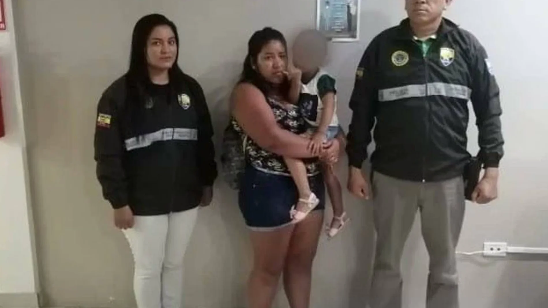 Los policías detuvieron a la mujer en una terminal de autobuses, a donde acudió para supuestamente realizar la entrega de su hija