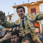 El torero Tomás Rufo es sacado a hombros por la Puerta del Príncipe después de cortar tres orejas en la undécima corrida de abono de la Feria de Abril esta tarde en la plaza de la Real Maestranza de Sevilla.