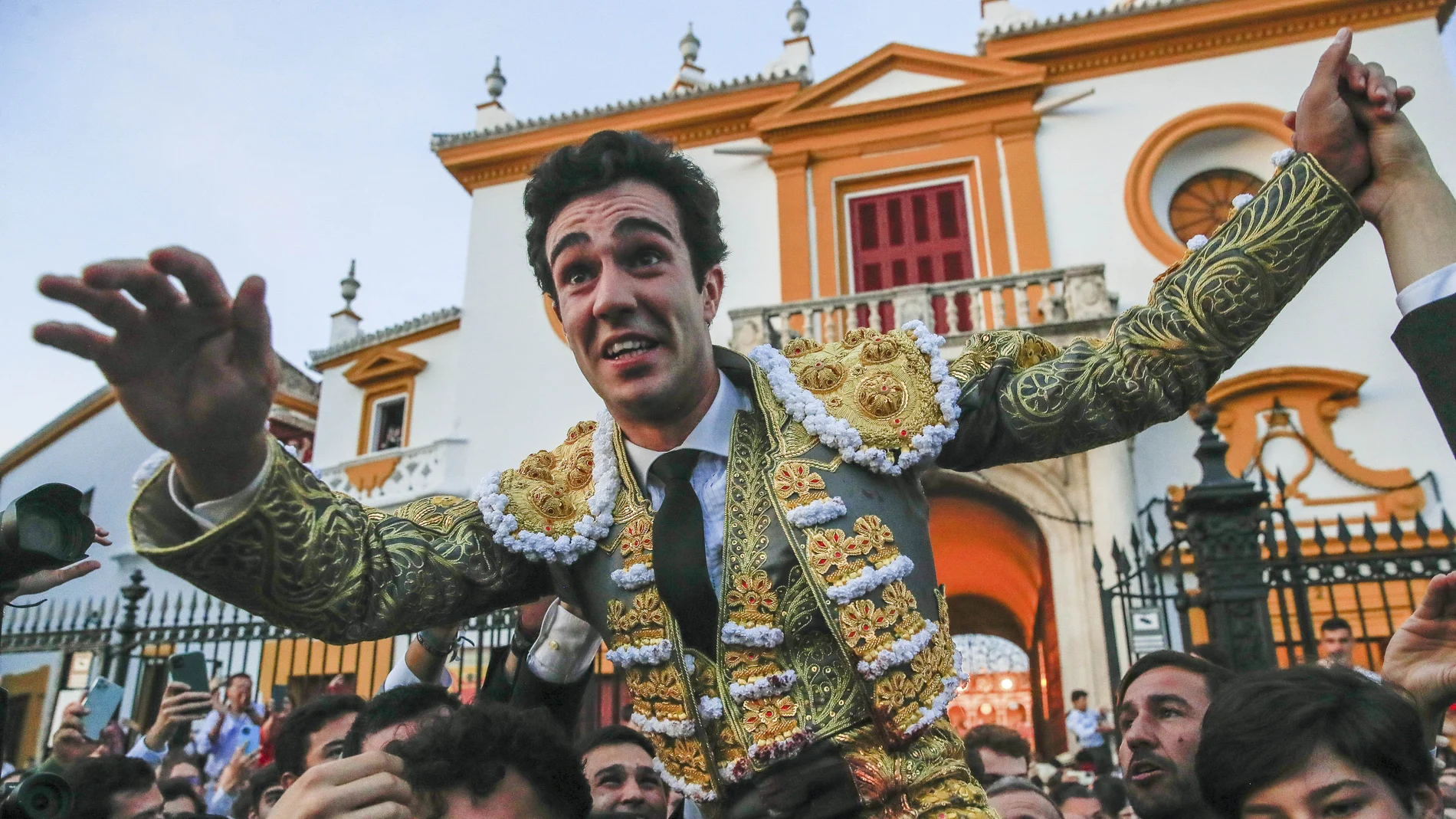 El torero Tomás Rufo es sacado a hombros por la Puerta del Príncipe después de cortar tres orejas en la undécima corrida de abono de la Feria de Abril esta tarde en la plaza de la Real Maestranza de Sevilla.