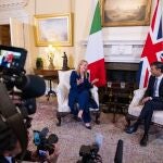 La primera ministra italiana, Giorgia Meloni, y el «premier» británico, Rishi Sunak, se reúnen en Downing Street