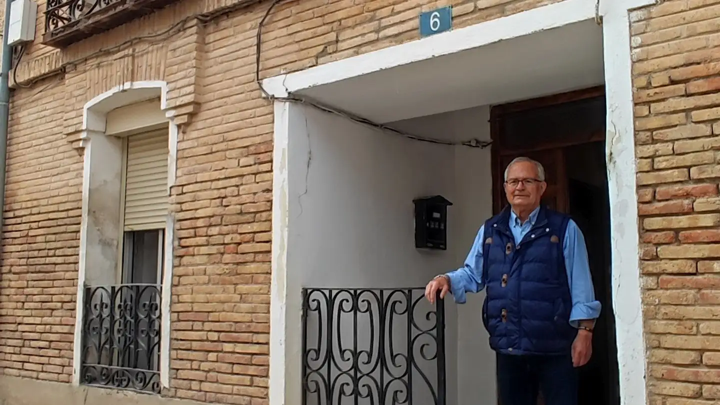 El alcalde de Valbuena de Dueor, José Augusto Rodríguez, junto a la vivienda que ofertan