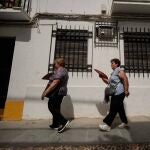 Un par de turistas se abanican para combatir el calor mientras pasean por las calles de Córdoba