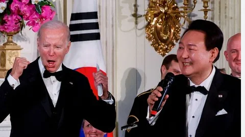 Biden se divierte escuchando cantar al presidente de Corea del Sur el tema "American Pie"